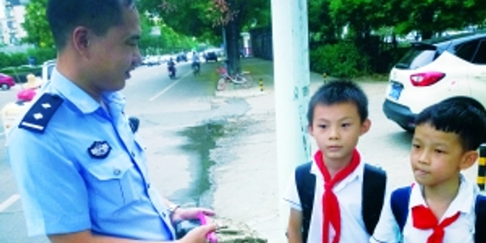 南昌2名小学生捡钱包原地等失主 拾金不昧精神获赞_手机新浪网