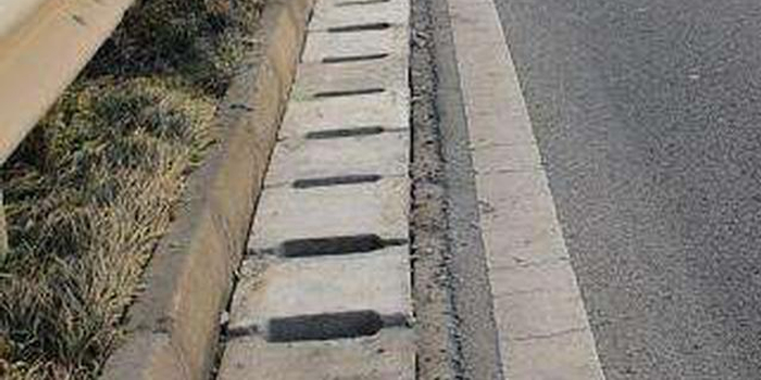 高速公路排水沟成"陷阱" 有人中招了