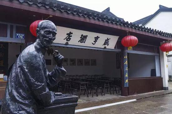 朋友说，孔乙己当了这么多年的代言人，酒钱早已还清了吧