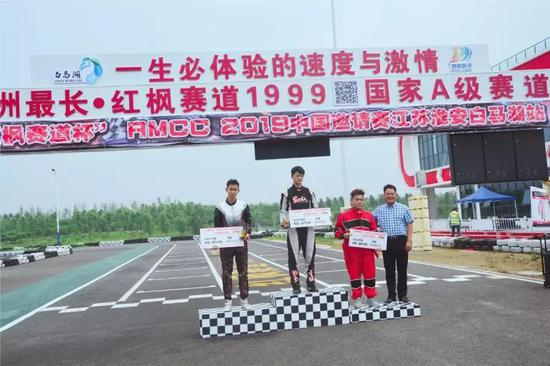 淮安市文化广电和旅游局党委委员、副局长袁来为senior组颁奖