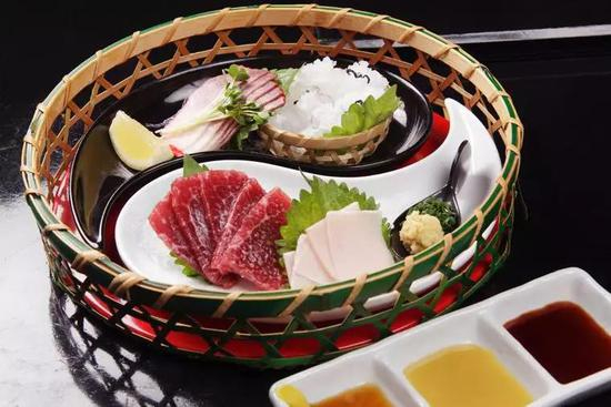 （图为鲸鱼“生鱼片” 图源：视觉中国）