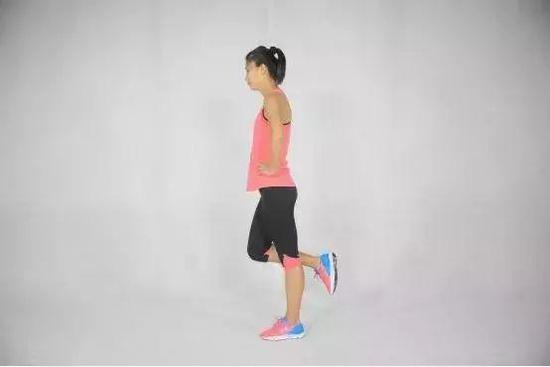 3。睁眼提踵单脚站立 目标20秒