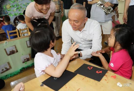 察看棉花胡同幼儿园回龙观园