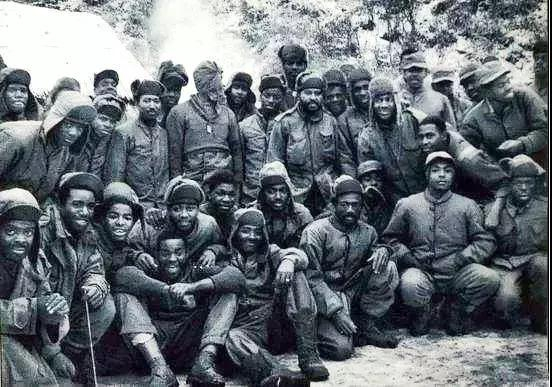 （图为志愿军战俘营中的“联合国军”黑人战俘）