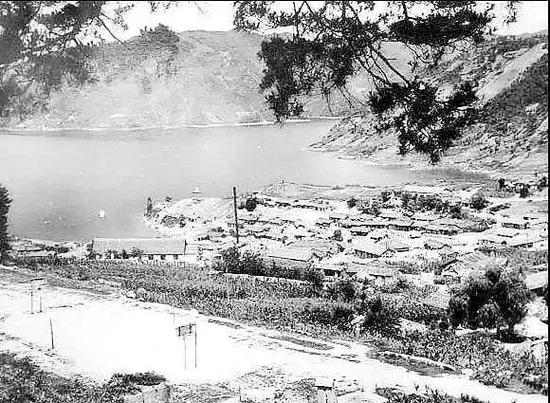 （图为鸭绿江边的志愿军碧潼战俘营）