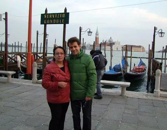阿罗尼扬和妈妈在威尼斯