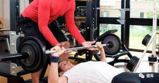 为了达到更好的肌肉刺激，安全的进行动作，通过同伴的帮助来更好的通过黏着点。训练保护多针对自由重量的训练。