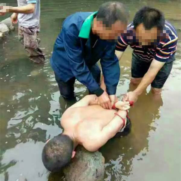 姚常凤被抓现场。 当地村民 供图