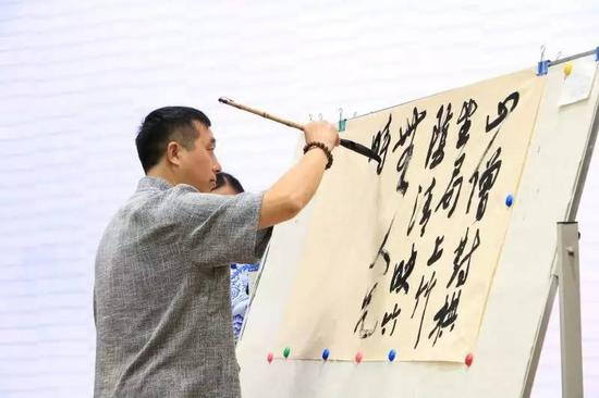 河南省书画学会理事，中原智库书画院副院长陈兵先生为比赛赐墨