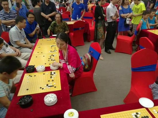 指导棋上陈盈初段身着刘三姐服饰