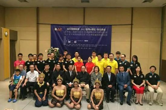 嘉宾棋手与表演者们共同合影留念