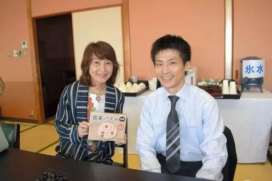 吉田美香八段和张栩九段（摄影，佐藤圭司）