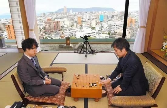 午休之后比赛继续，高尾绅路落下第32手（摄影，筋野健太）
