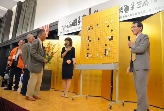 到场的棋迷每人下一手棋，进行联棋对局（摄影，村上耕司）