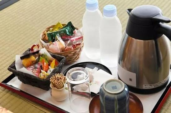 给双方准备的点心和饮品（摄影，筋野健太）
