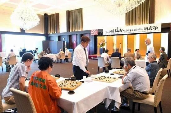 现场进行指导棋，棋迷们接受职业棋手的手谈（摄影，筋野健太）