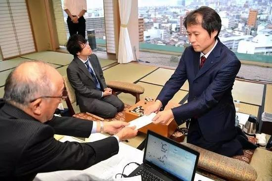 高尾绅路名人将封手信封交给坂口隆三九段（摄影，筋野健太）