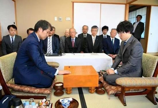 高尾绅路名人落下第二手，井山裕太六冠坐在其对面（摄影，筋野健太）