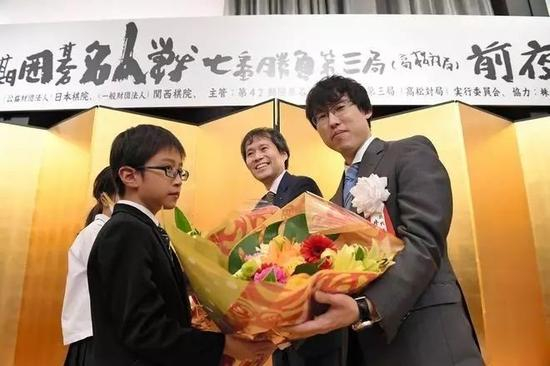 晚宴上两位接受当地小学生的献花（摄影，筋野健太）