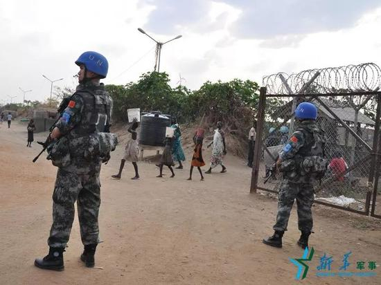  ▲中国南苏丹（朱巴）维和步兵营官兵正在巡逻。