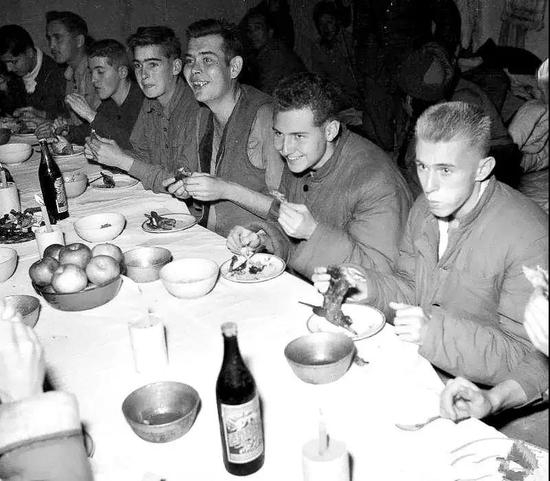 （图为战俘们在过圣诞节）