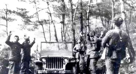 （图为美军被俘场面）