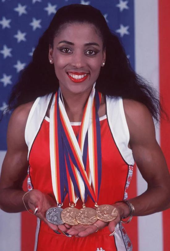 田径传奇乔伊娜有“花蝴蝶”的美称