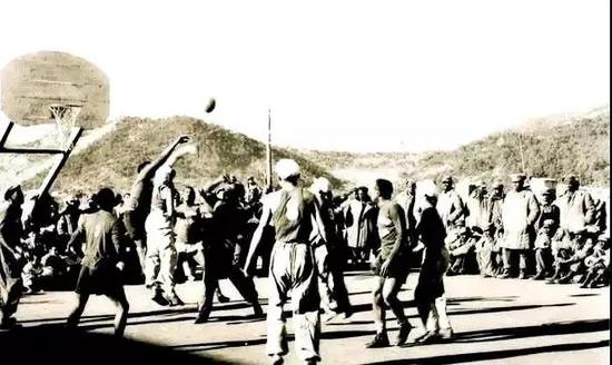 （图为战俘营奥运会橄榄球比赛）