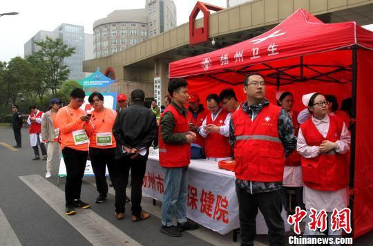 图为沿途设置多个医疗急救点，全方位确保每位运动员的生命安全。　崔佳明 摄