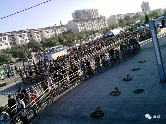 城铁龙泽站人满为患