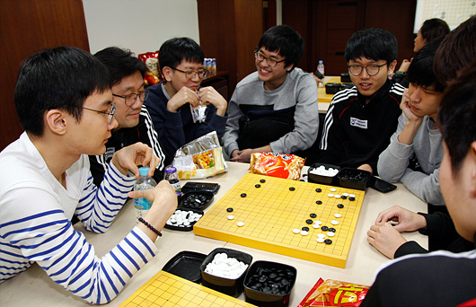 韩国队仅剩主将朴廷桓（左1）一人