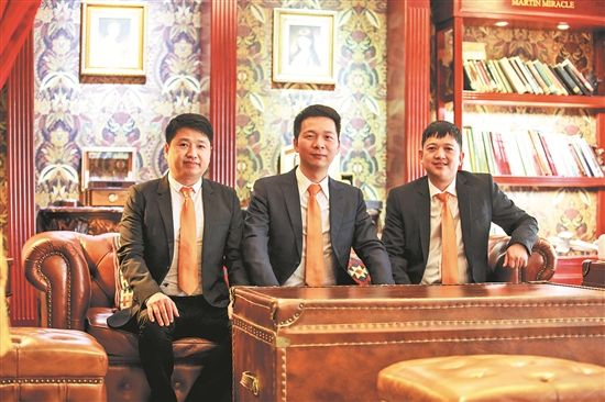 丁思泉（右一）