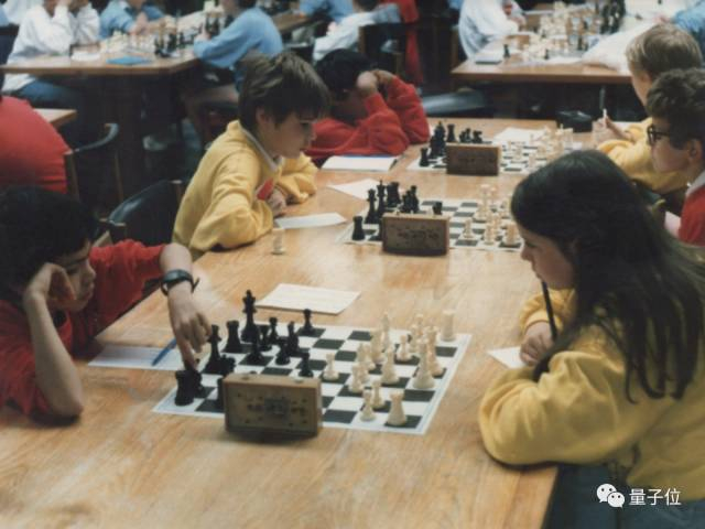 幼年哈萨比斯（左下角）正在下象棋