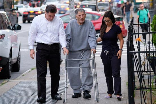 　　美国纽约五大黑帮家族之一、科隆博（Colombo）的“二当家”弗兰杰斯（John Franzese）于2010年因勒索及其他罪行被判罪成，以93岁高龄被判入狱8年。今年2月年届100岁的他，是联邦监狱系统中最老的囚犯，在上周五6月23日终于刑满获释。