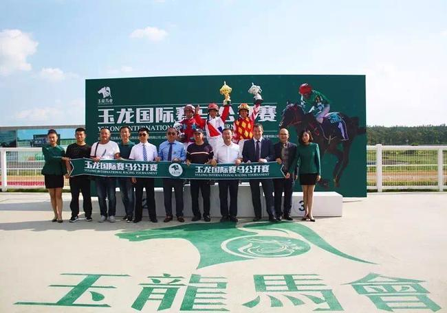 本场比赛颁奖嘉宾为右玉县人民检察院党组书记、检察长：张文平