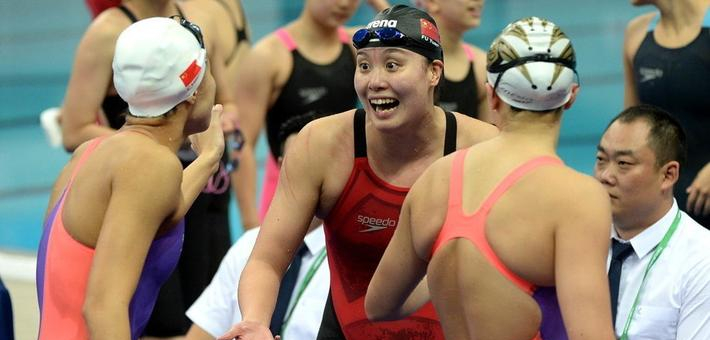 傅园慧4x100米混合泳接力率队夺冠
