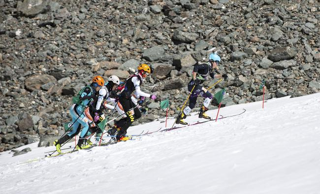 垂直竞速赛中，选手们在赛道上你追我赶