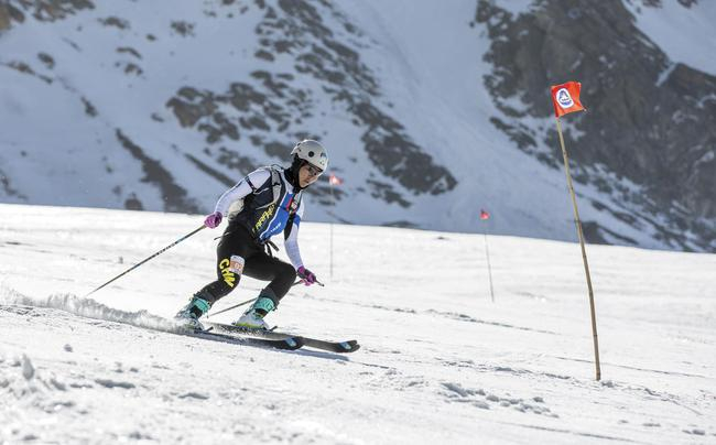 中国选手在比赛中滑雪下降