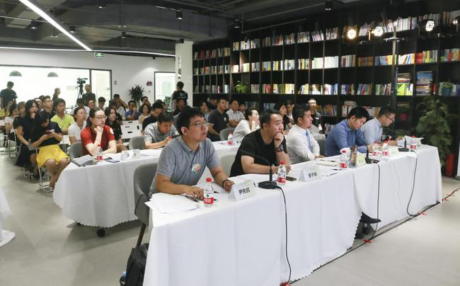 观众认真聆听项目路演