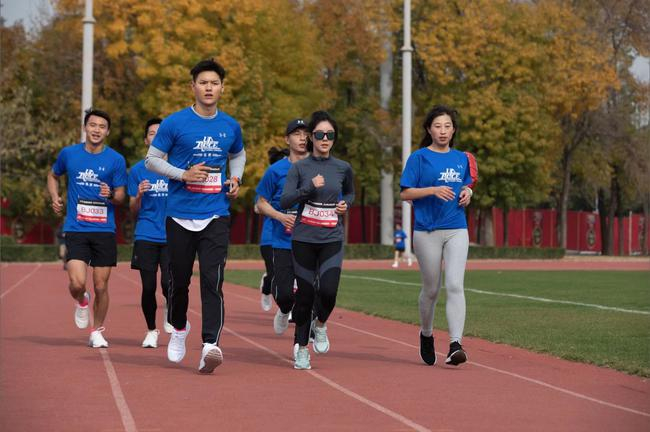 演员赵奕欢加入安德玛训练营，备战2019 UA RACE