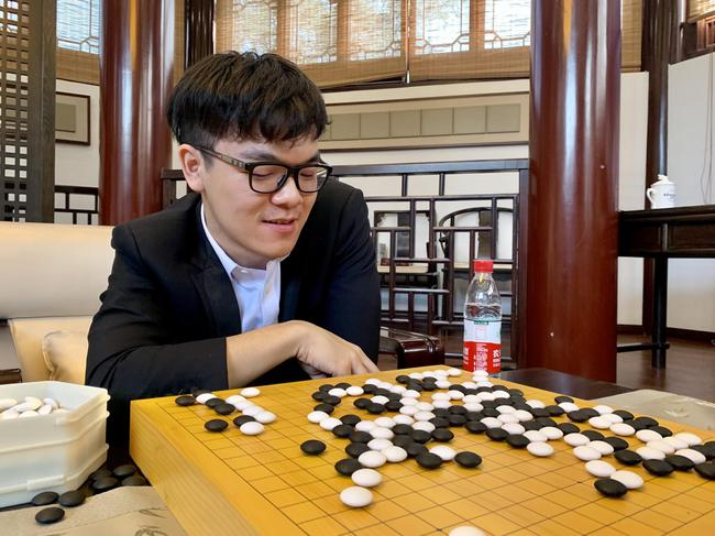 柯洁赛后复盘露笑容