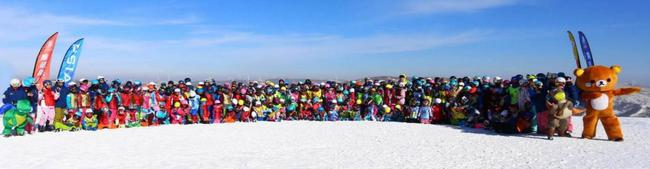 魔法滑雪冬令营教练和学员们的合影