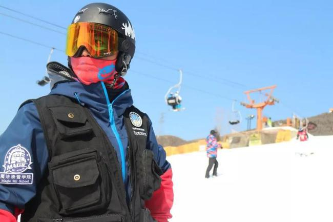 本次大众滑雪锻炼等级考评活动，魔法滑雪学院派出六组共20余名单、双板评测员代表北京市滑雪协会，前往北京11家滑雪场为雪友进行测评。