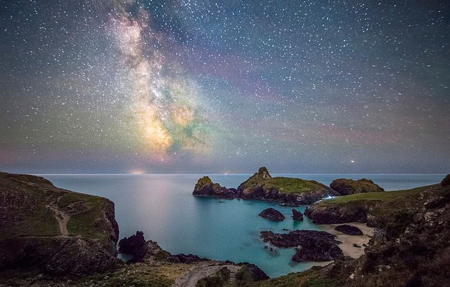 英摄影师拍银河映照海岸线时刻 画面震撼唯美