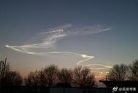 今天华北傍晚天空出现龙状祥云 系快舟火箭发射导致