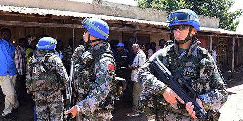 我维和步兵深入冲突地区执行任务
