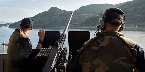 美舰武装巡东海:周边有大量中国船只