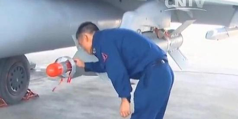 东海舰队歼10挂制导炸弹“点穴”攻击