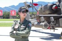 台阿帕奇部队成军女飞行员成“娇”点 曾是选美明星