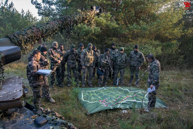 比我军新安防车咋样？法国陆军演习出动装甲车